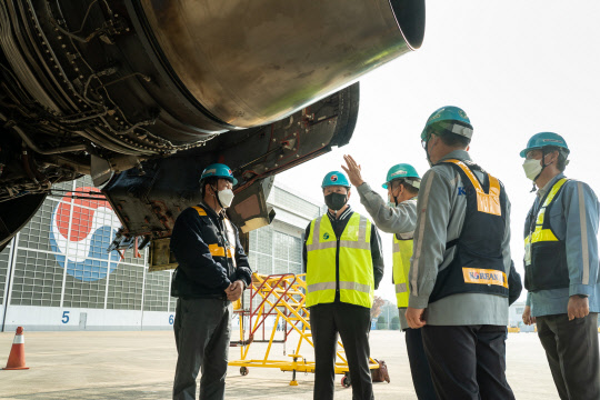 우기홍(왼쪽 두번째) 대한항공 사장이 7일 임원들과 A330 항공기의 정밀점검 과정에 대한 설명을 듣고 있다. 대한항공 제공